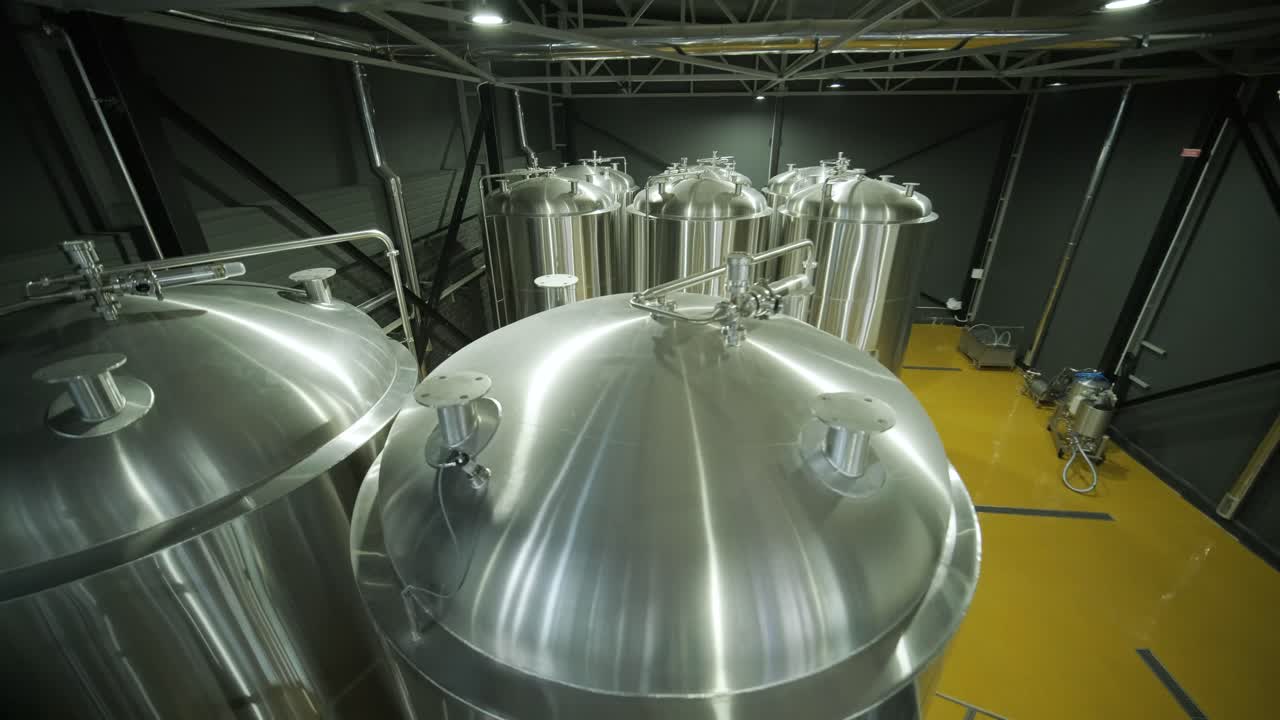 cervecería artesanal moderna. producción de cerveza artesanal. equipo moderno en la cervecería, tanques metálicos, producción de bebidas alcohólicas