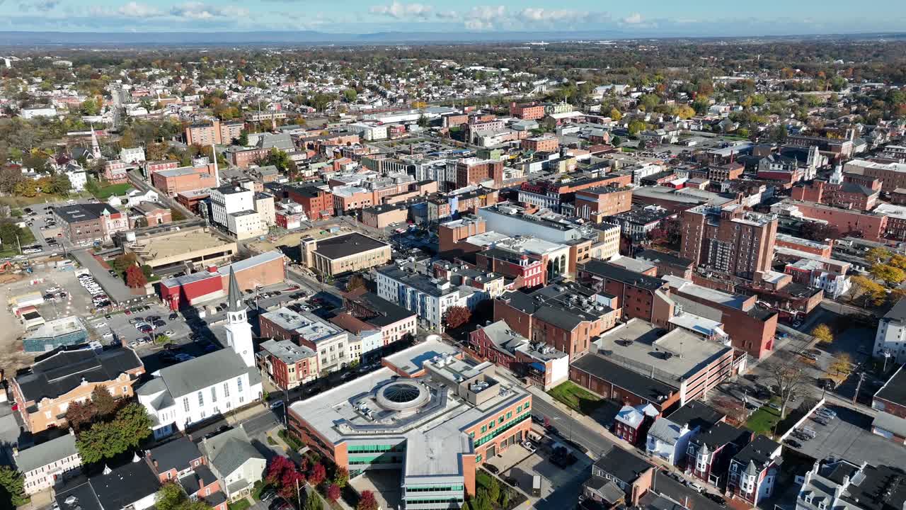 은색과 색의 교회 첨탑이 있는 밀집된 역사적인 시내 지역의 공중 전망