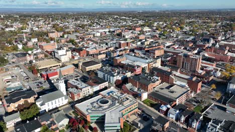 vista aérea de una densa zona histórica del centro de la ciudad con una distintiva aguja de la iglesia roja y blanca