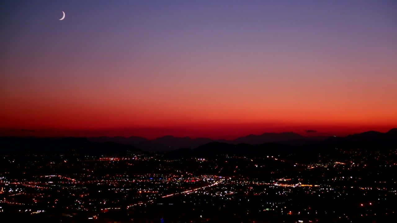 분주한 도시의 대도시를 배경으로 한 밤 노을 슛 1