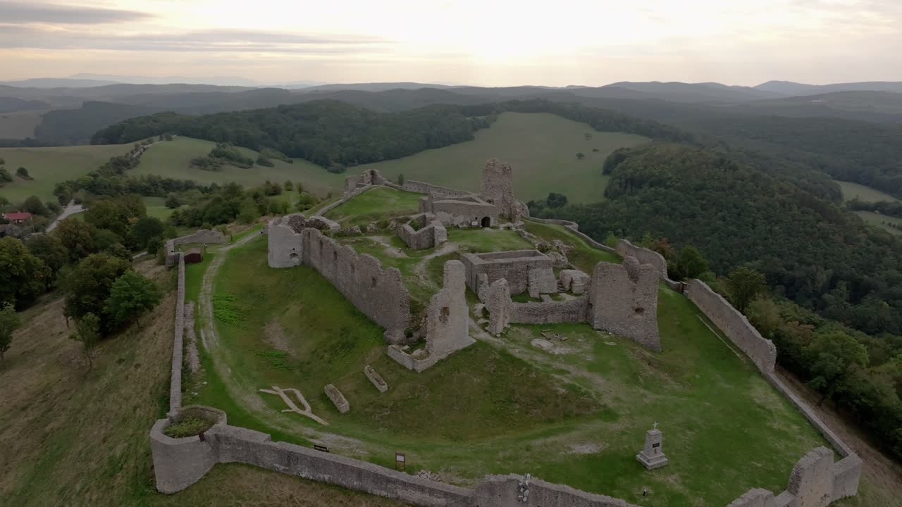 Drohnenaufnahme der Burg Branč, eingebettet in die unberührte slowakische Landschaft