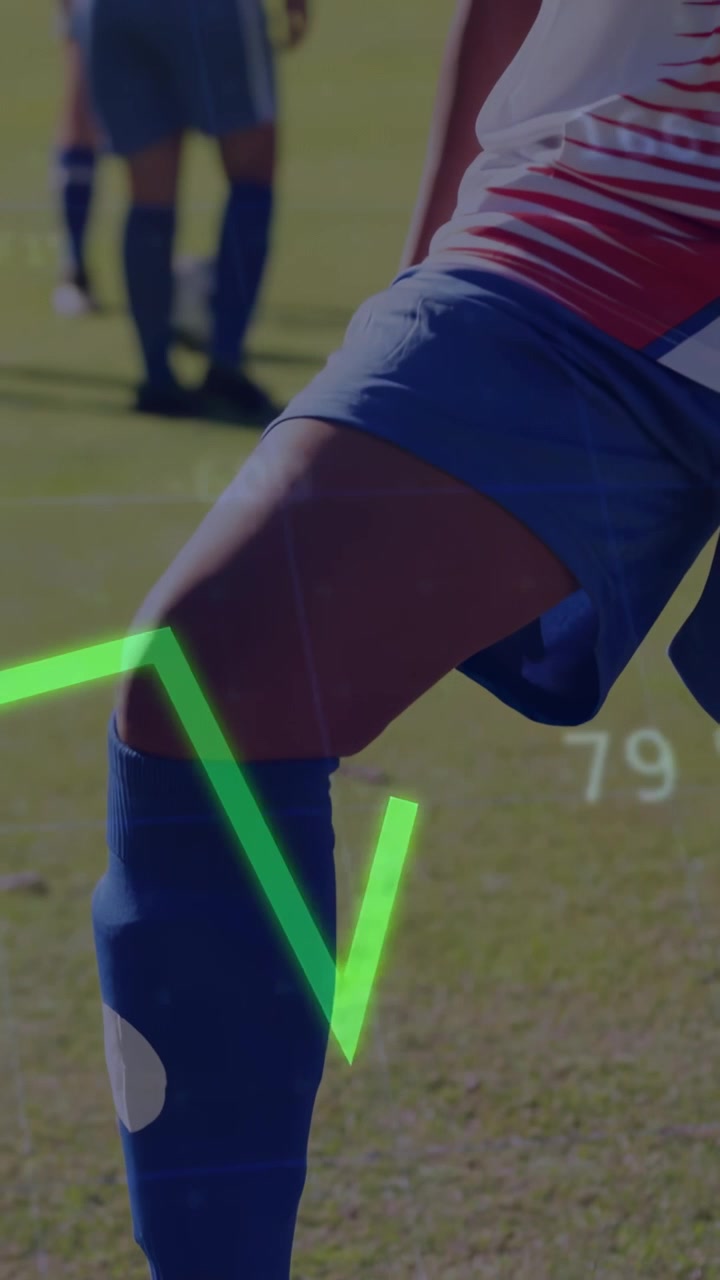 Video verticale: Calciatrice con il piede sul pallone, che sposta il ginocchio avviando il tracciamento dei dati sportivi sullo stinco.
