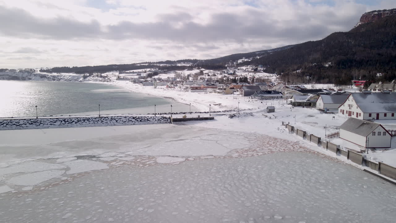 겨울 동안 percé 마을의 드론 샷