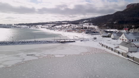 Drohnenaufnahme-Des-Dorfes-Percé-Im-Winter