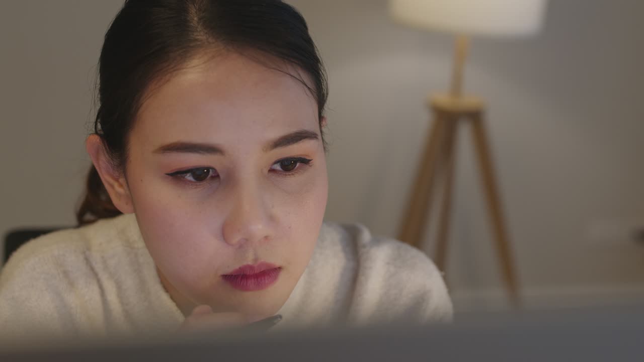 가까운 얼굴 아시아 여성 개발자 컴퓨터 노트북을보고