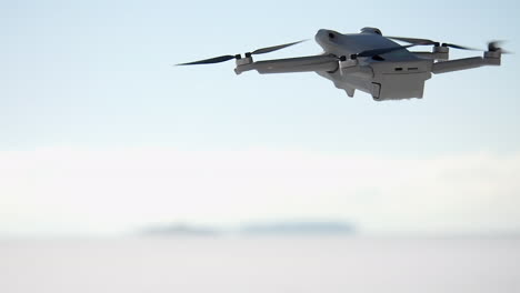 pequeño dron de consumo flota en el aire, cuatro hélices girando