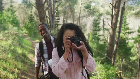 Pareja-Sonriente-Y-Diversa-Tomando-Fotos-Y-Haciendo-Caminatas-En-El-Campo