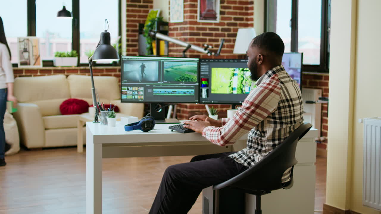 creador de video masculino edita un proyecto multimedia en una oficina moderna