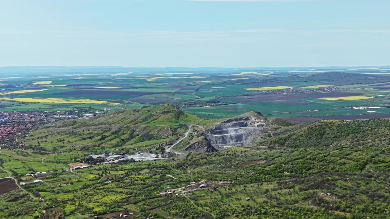 Vista di un'area mineraria e di terreni agricoli da un punto elevato in una località rurale durante il giorno