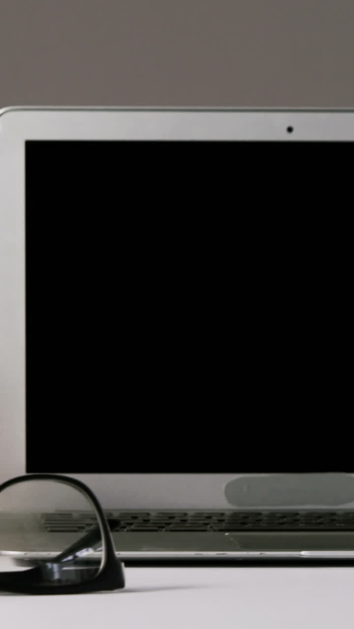 노트북, 안경, 커피 한 잔, 책 한  ⁇ 어리