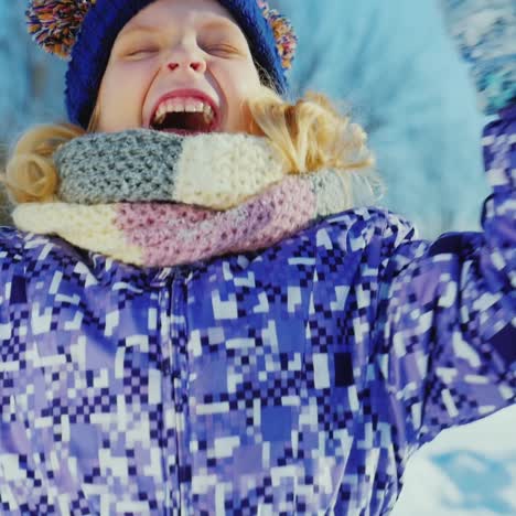 niña de 5 años disfruta del invierno - tira nieve 5