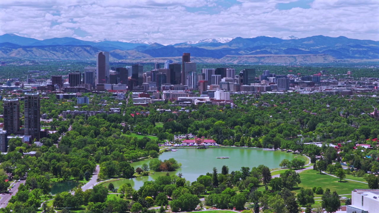 Thành phố Denver, sáng mùa hè, mùa xuân, bầu trời xanh, đường chân trời, Công viên Thành phố Denver, Gian hàng Công viên Thành phố Denver Colorado, máy bay không người lái trên không, tòa nhà chọc trời, khu dân cư, Hồ Ferril, đường đi bộ, quay vòng sang trái