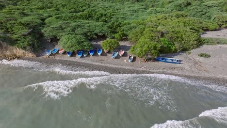 Boote-Am-Strand-Von-Matanzas-Mit-Grünen-Pflanzen-Und-Klarem-Karibischem-Meerwasser-–-Kreisende-Aufnahme-Von-Oben-Nach-Unten