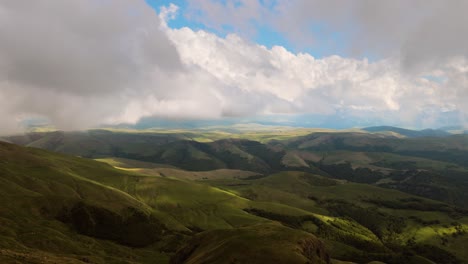 nubes bajas sobre una meseta montañosa en los rayos del atardecer. atardecer en la meseta de bermamyt norte del cáucaso, karachay-cherkessia, rusia.