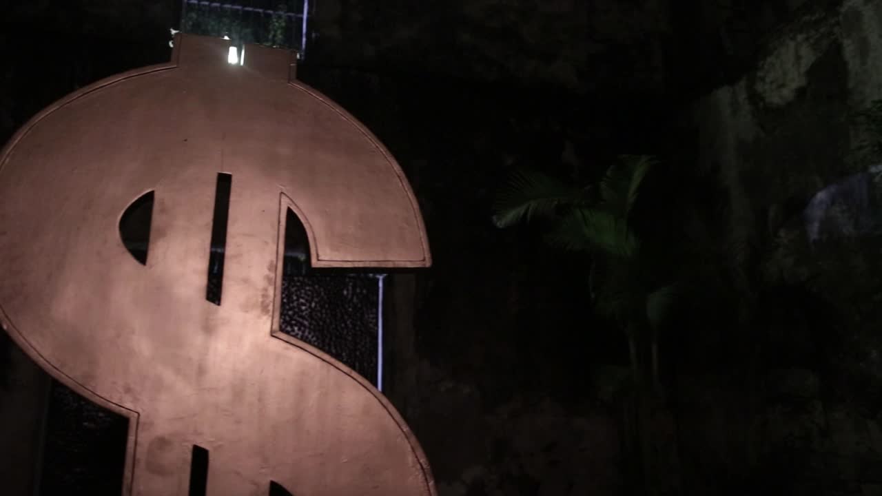 멕시코 의 카지노 입구 에 있는 큰 달러 표지판 의 느린 패닝  ⁇