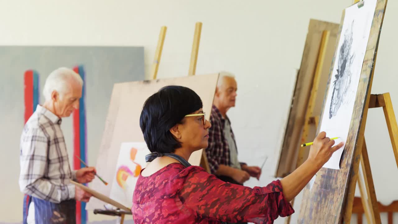 4k 캔버스 에 스케치 를 그리는 예술가 들