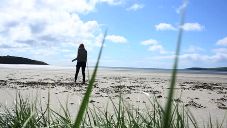 Mujer-Relajándose-Y-Caminando-Hacia-El-Mar