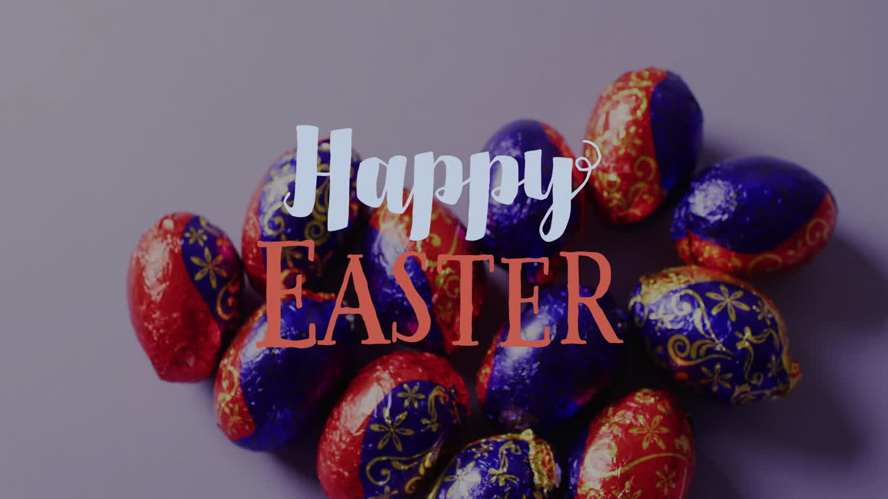 Animazione del testo "Buona Pasqua" su uova di Pasqua colorate su sfondo viola.