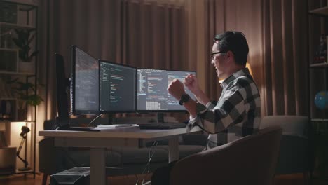 programador celebrando un éxito de codificación y programador cansado
