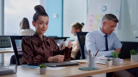 mujer de negocios sentada en el lugar de trabajo