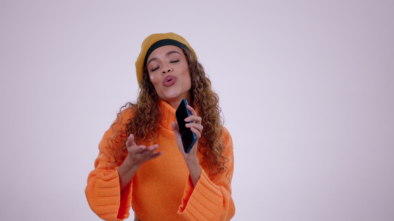 여성,  ⁇ 드폰 및 스튜디오에서 재미있는 노래