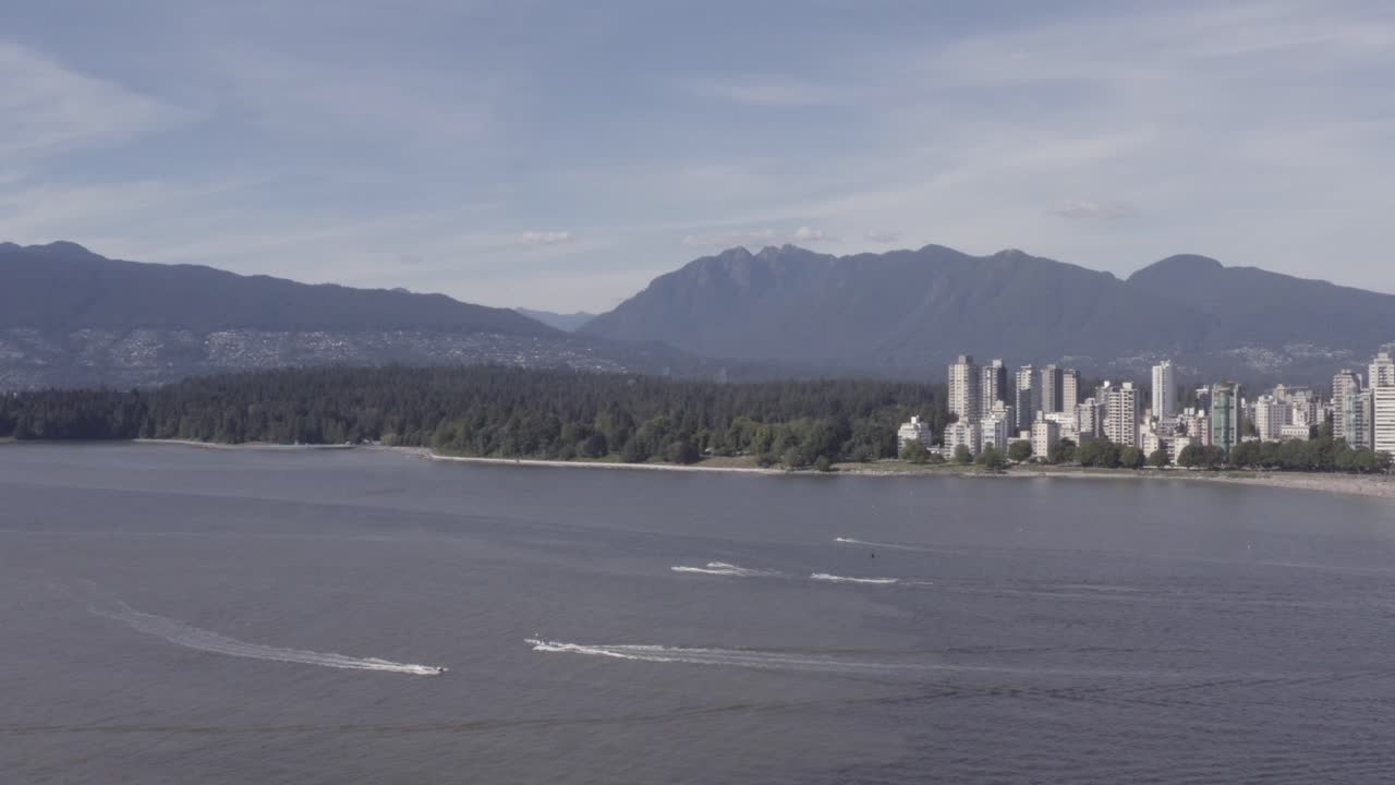 킷실라노 해변에서 잉글리시 베이 스탠리 공원까지 공중 비행 레저 모터 보트가 돛 보트에 의해 주차된 사람들이 bc 1-4의 더운 여름날 낚시, 포옹, 낭만적인 휴식을 취하고 있습니다.