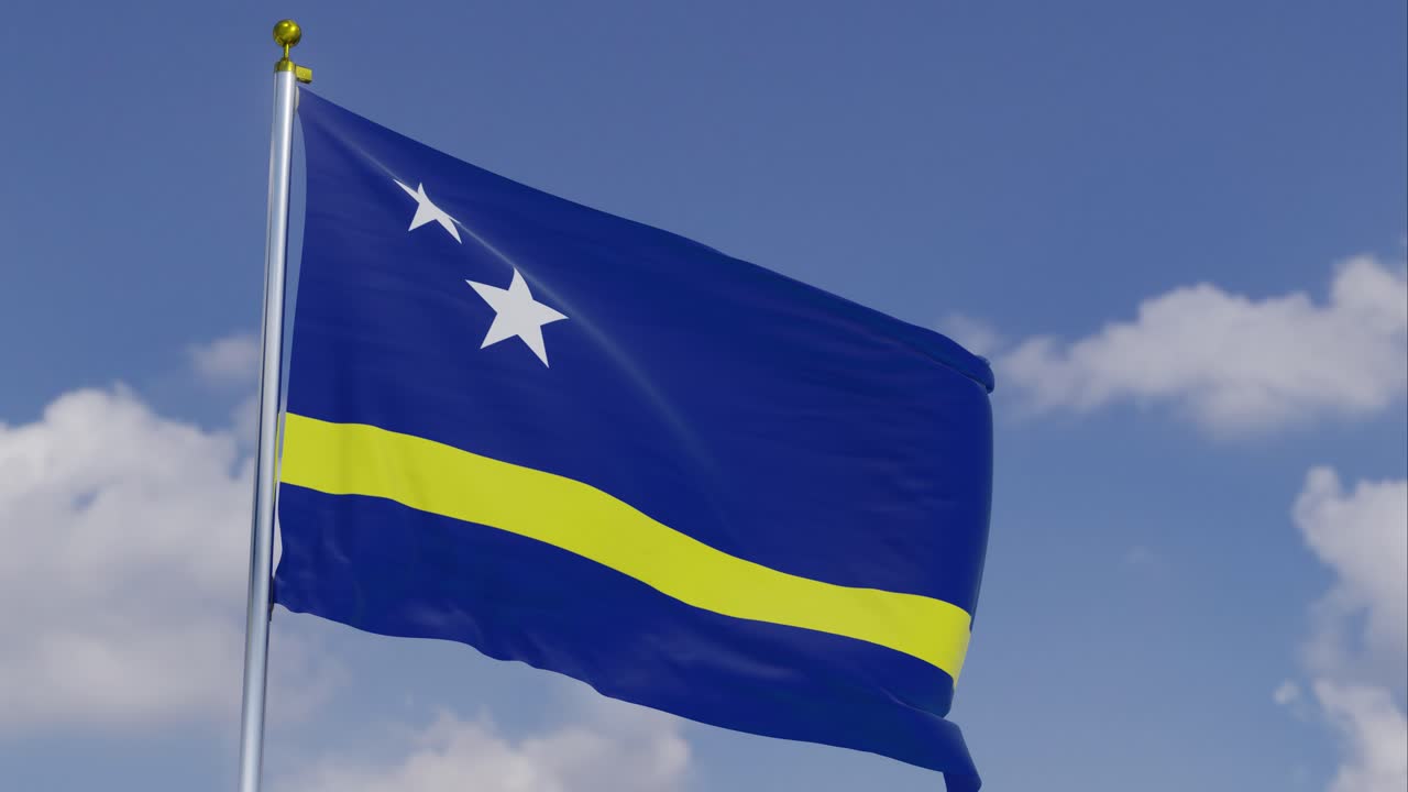 Flagge von Curaçao weht im Wind vor klarem blauem Himmel, langsam ziehende Wolken, Fahnenmast, Zeitlupe