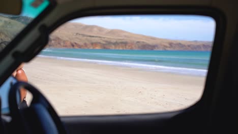 Una-Pareja-Joven-Caminando-Por-Una-Hermosa-Playa-De-Arena-Blanca-En-La-Península-De-Fleurieu,-Australia-Del-Sur