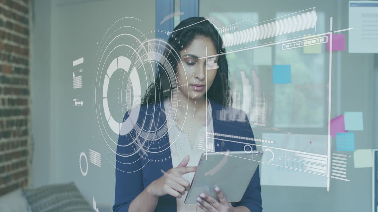 interfaz digital con procesamiento de datos contra mujer india usando tableta digital en la oficina