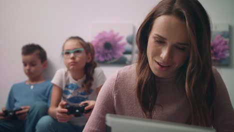 madre casual viendo las noticias en línea en la computadora tablet. mujer sorprendida