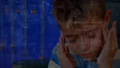 niño estresado masajeando sus templos en la escuela contra un fondo parpadeante
