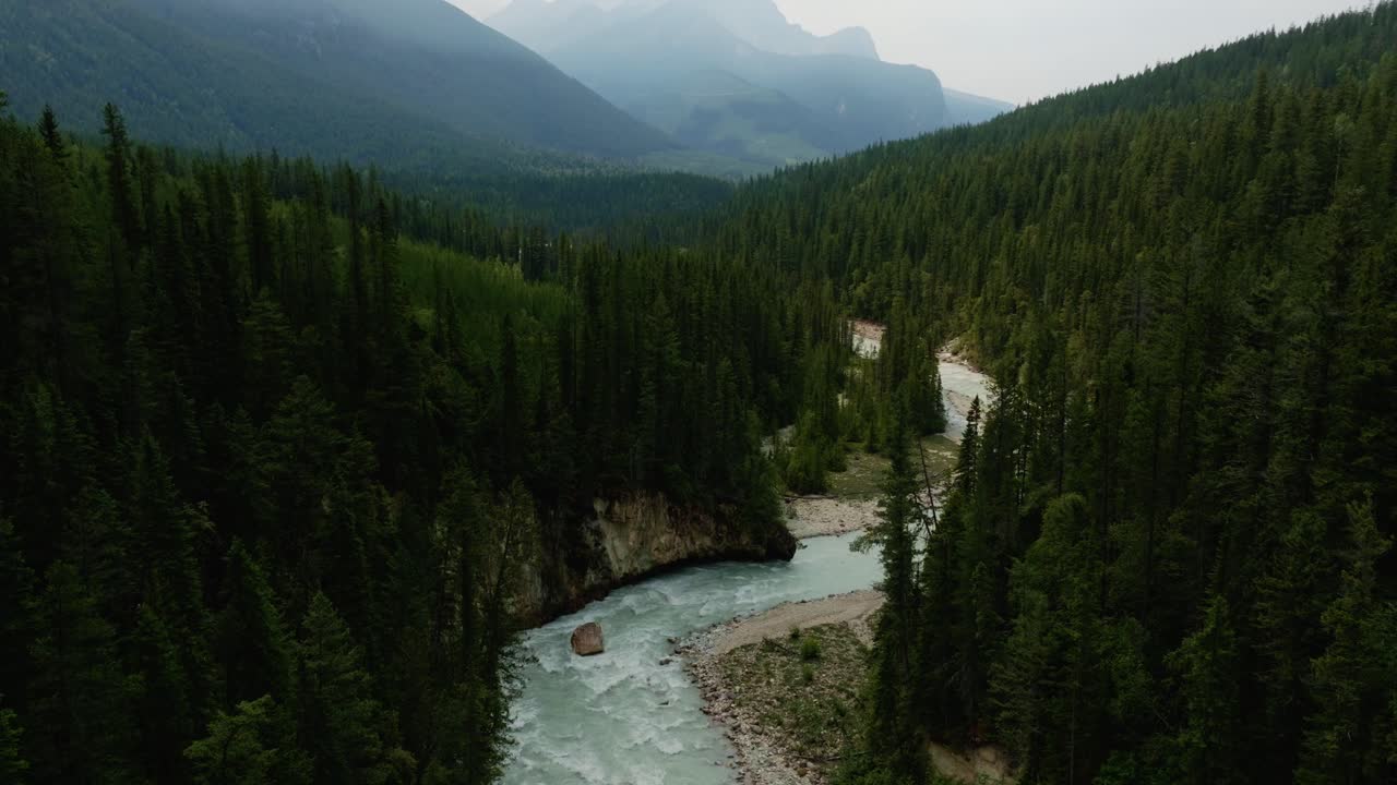 vista aérea ascendente a través del majestuoso desierto canadiense, con un fondo de montañas brumosas