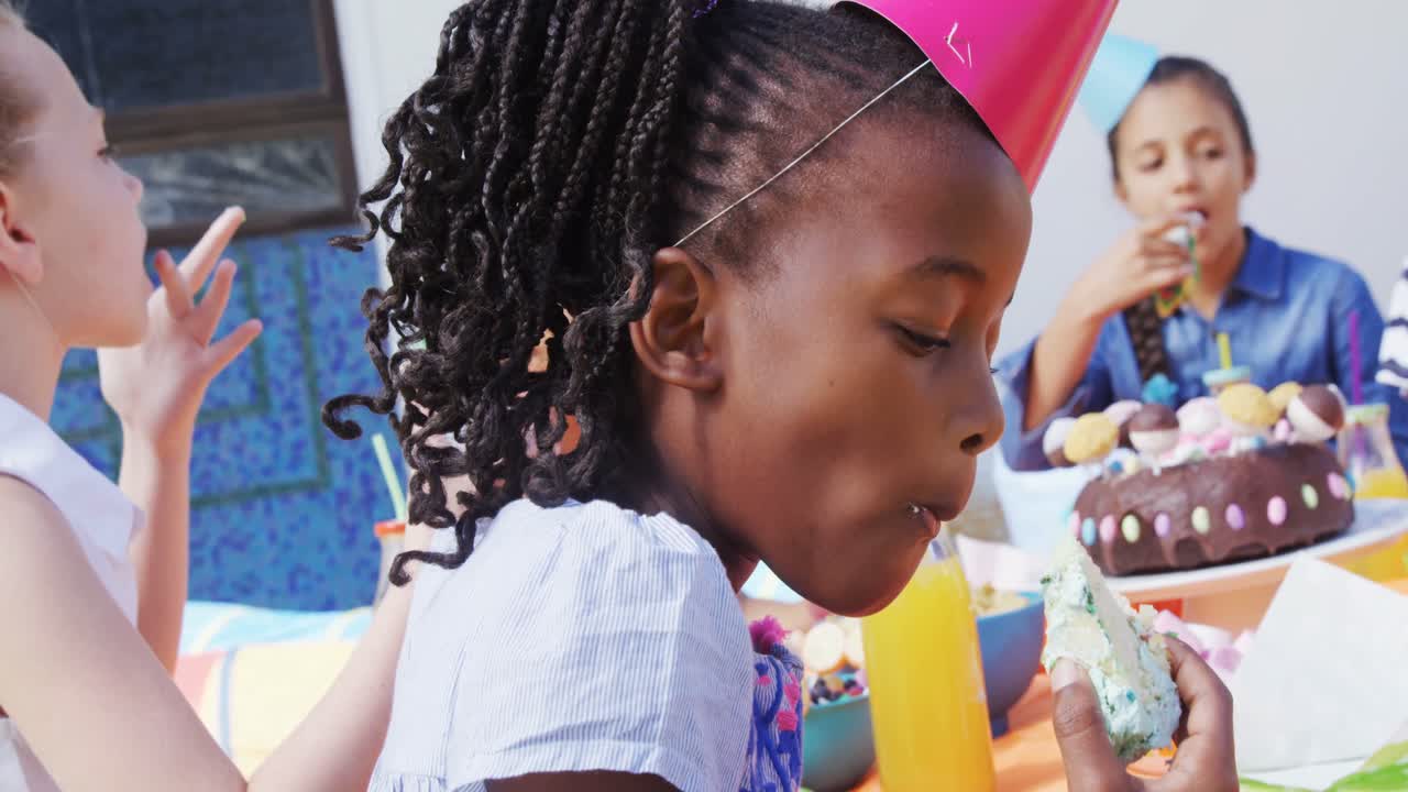 niños comiendo pastel durante la fiesta de cumpleaños 4k