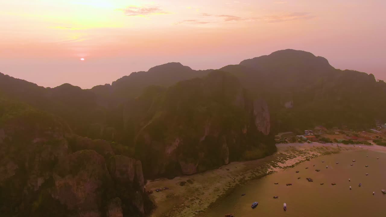 피피 섬에서 해가 지는 모습