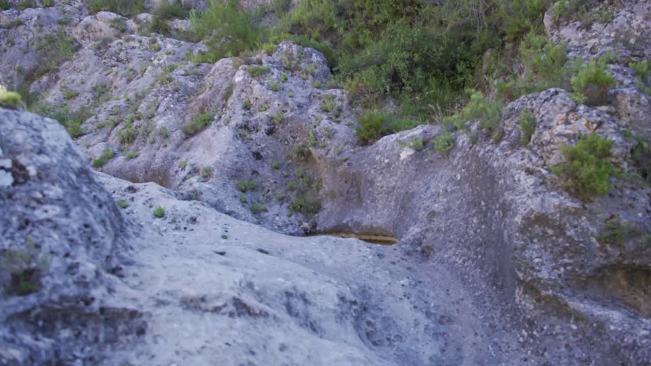 cañón del río seco con piscina de agua en las montañas de alcoi, valencia, españa