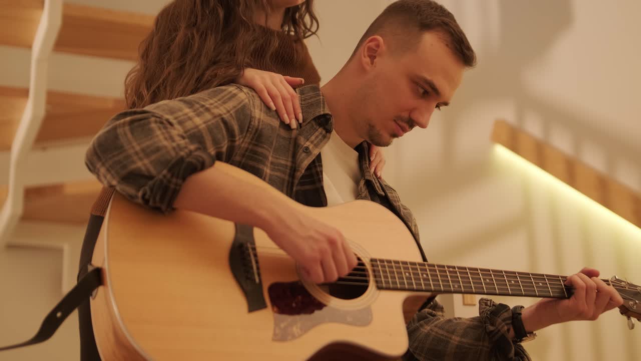 una pareja enamorada está pasando tiempo en casa.