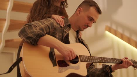 una pareja enamorada está pasando tiempo en casa.