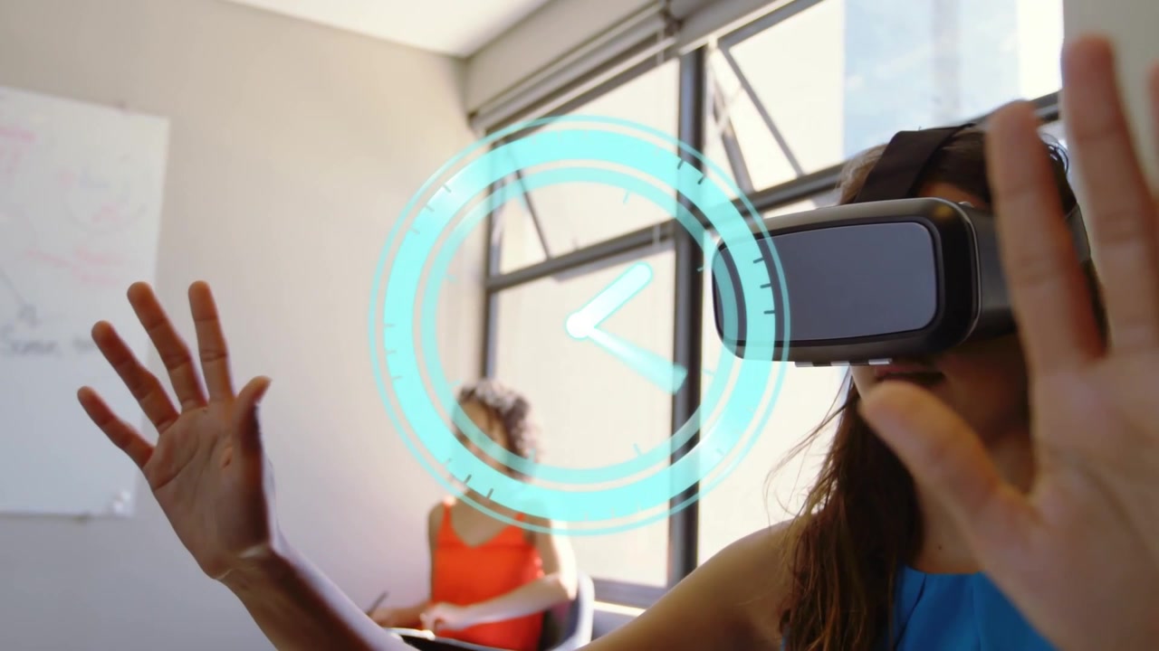Mujer con casco de realidad virtual extendiendo la mano usando una interfaz HUD cian en una oficina iluminada, observadora con vestido naranja sosteniendo cuaderno y bolígrafo