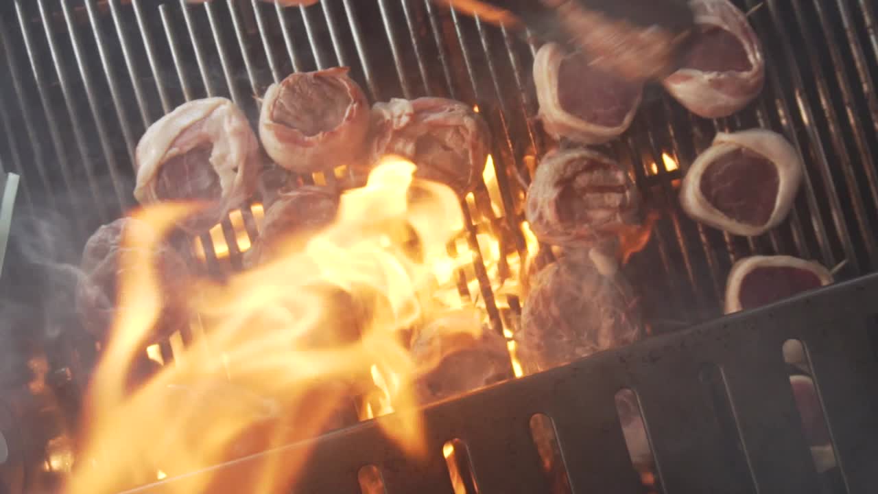 슬로우 모션으로 베이컨이 지방을 태우는 동안 구운 필레 미뇽