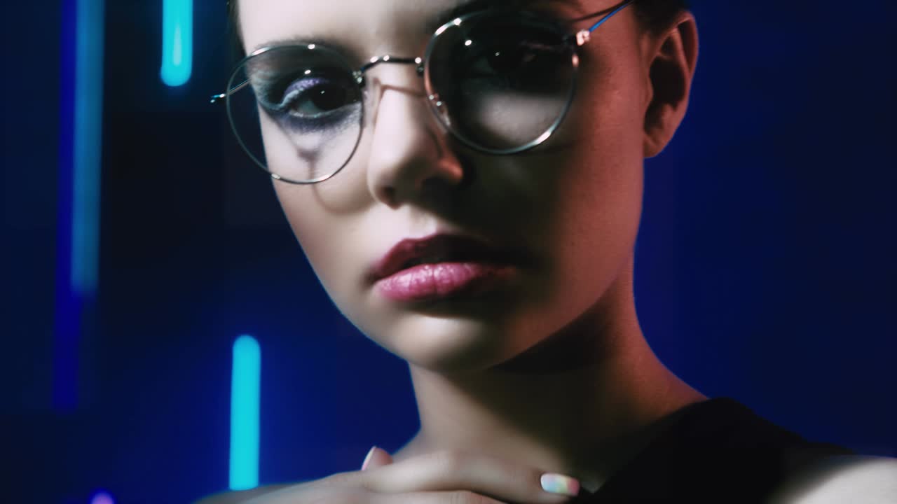 retrato de una mujer de moda con gafas