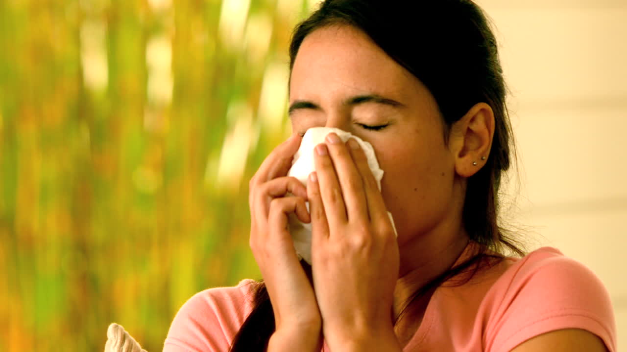 niña enferma estornudando