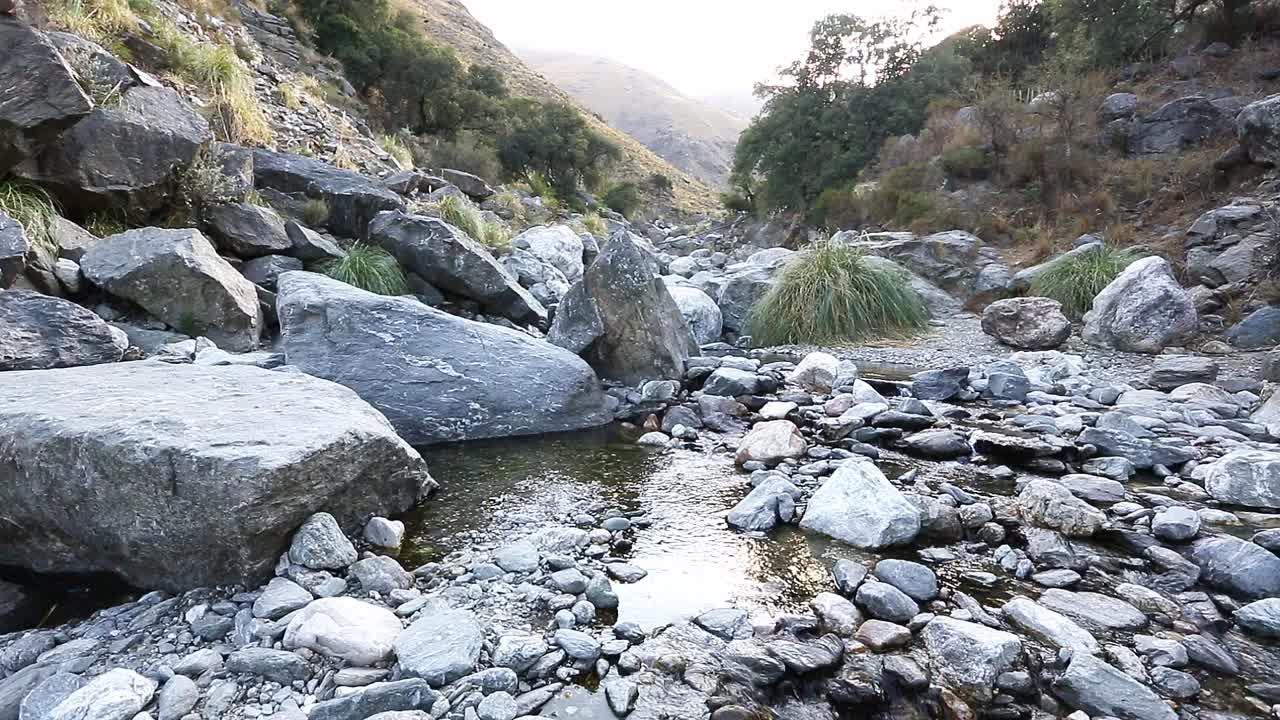 río y montañas al amanecer en merlo, san luis, argentina