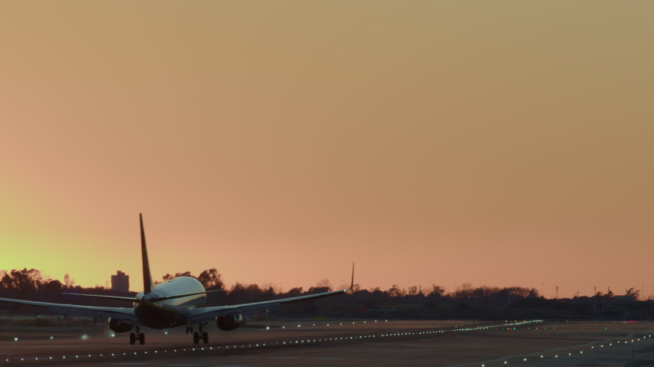 aterrizaje del avión al atardecer