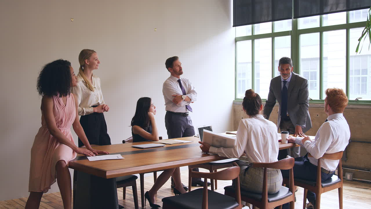 hombre de negocios negro de mediana edad liderando la reunión del equipo