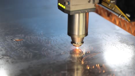 CNC-Laserschneiden-Von-Metall,-Moderne-Industrietechnologie.