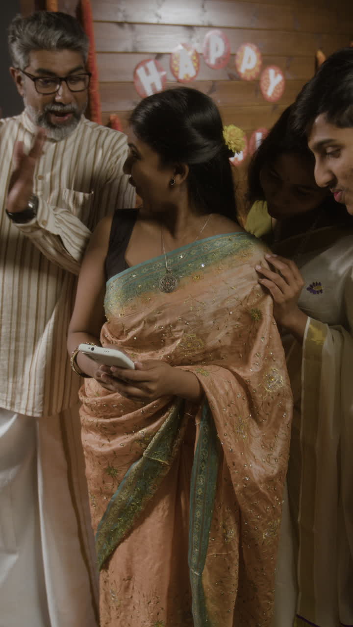 Famiglia che festeggia con abiti tradizionali indiani