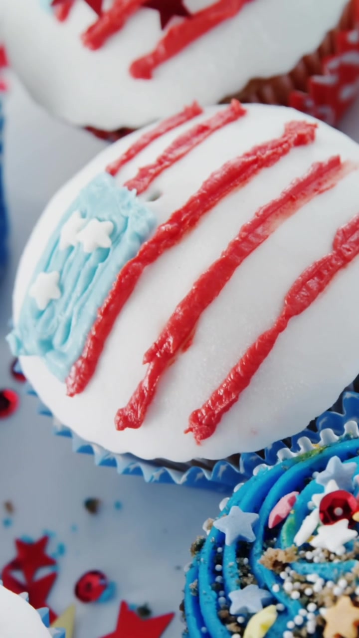 Animazione di bandiere USA e strisce bianche e rosse su cupcake.