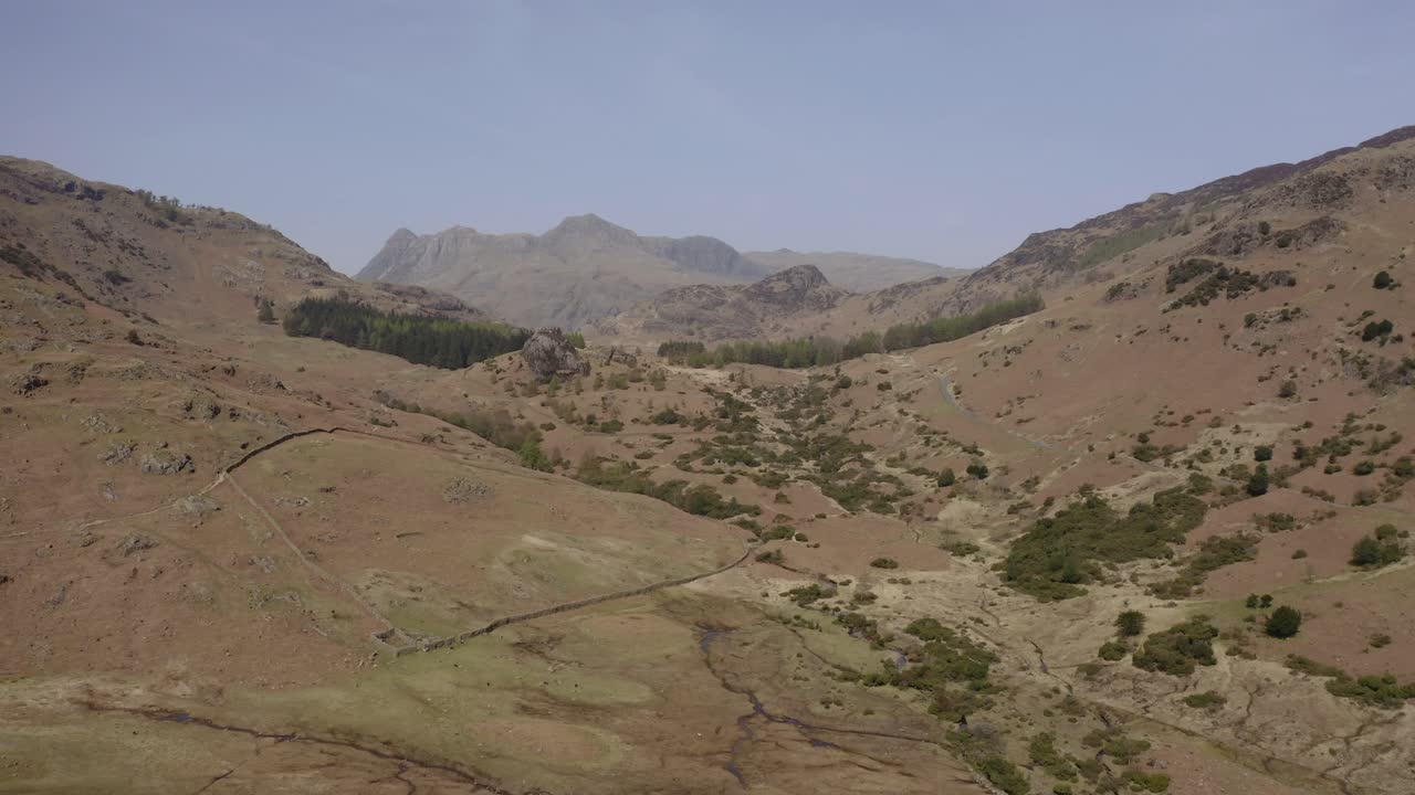 Sorvolo in avanti di un drone con rivelazione tramite lenta inclinazione della telecamera nel Lake District, Cumbria