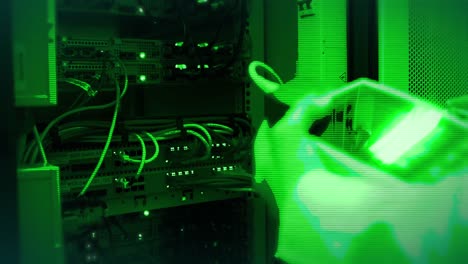 animazione di ombra verde su lavoratore maschio caucasico nella sala server