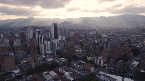 Sonnenuntergangsfarben-Legen-Sich-über-Die-Skyline-Von-Medellín,-Kolumbien---Luftaufnahme